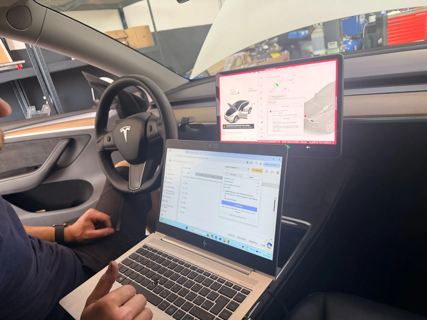 Tesla Diagnose mit Laptop