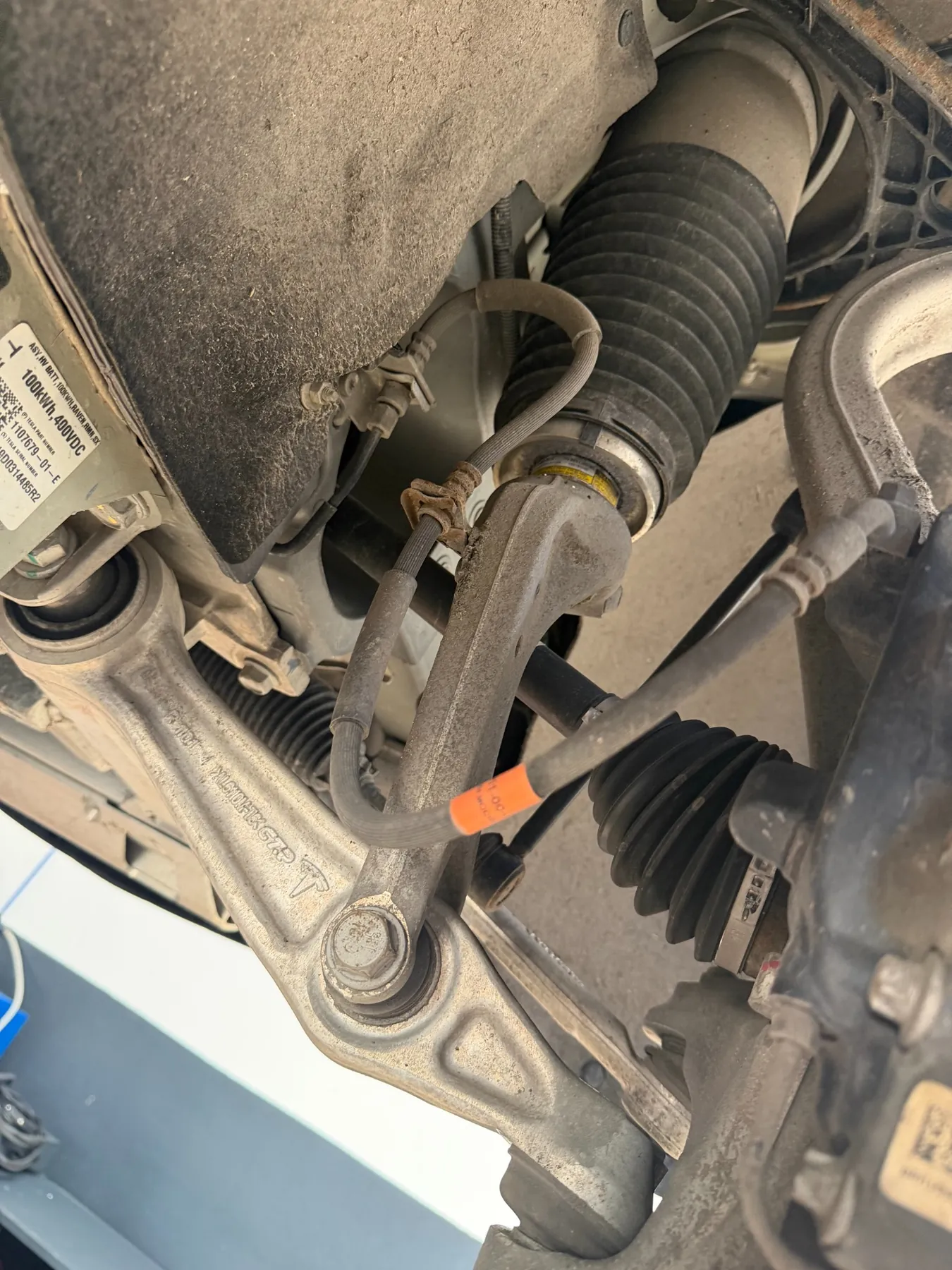 Tesla Model X auf Hebebühne